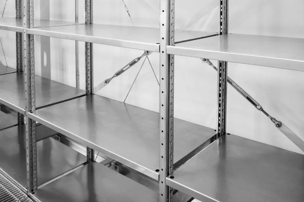 Gdzie sprawdzą się metalowe regały z półkami